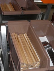 食堂の箸は、国内間伐材を利用した割り箸に替わりました。 色も香りもまちまちですが、森林の保全に貢献しています。