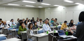 日本生協連商品検査センターで説明を受ける参加者