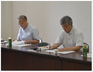 八田事務局長(写真左)　高橋秀夫議長
