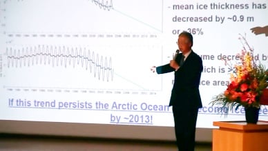 アメリカのマスロウスキー教授が昨年発表した論文を紹介。北極海に浮かぶ氷の面積が、2013年にゼロになる可能性があるという。