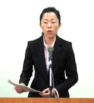 大会決議を提案する清野紀美子実行委員