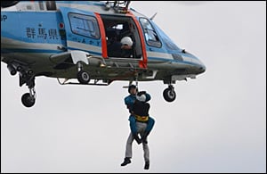 県消防本部や県警本部、日本赤十字、自衛隊などから多くのヘリコプターが訓練に参加しました。
